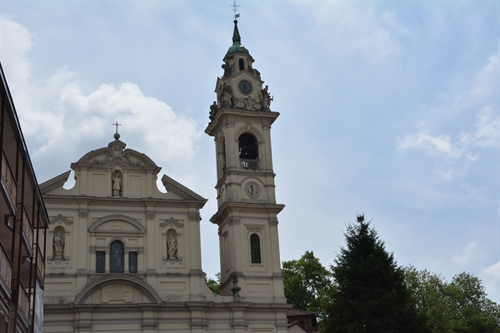 Chiesa SS Pietro e Paolo con campanile.